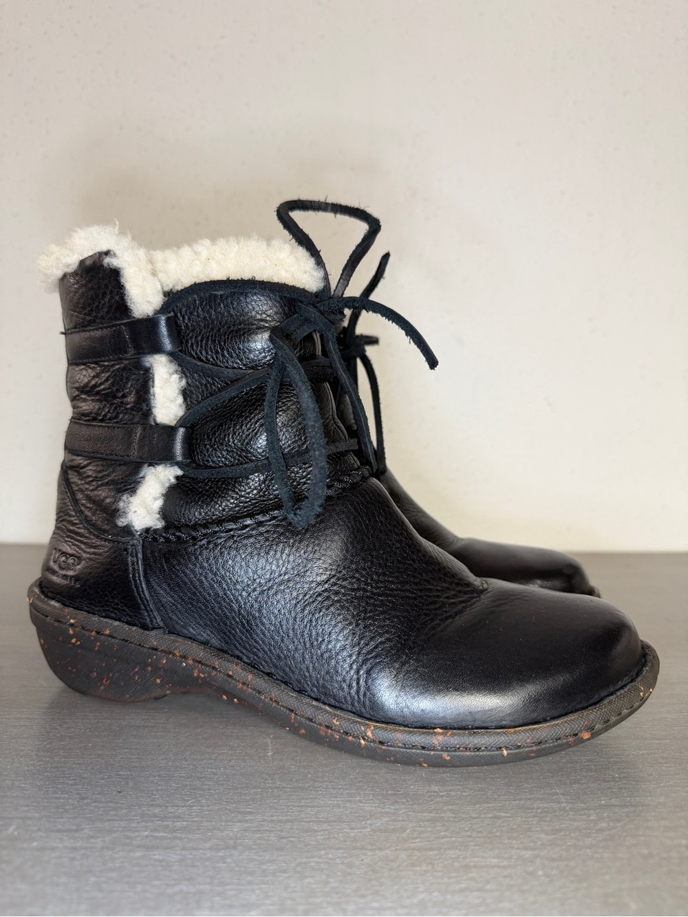 UGG 1932 Caspia Leather Boots Women US 7 Black Sheepskin Shearling Fur Lined